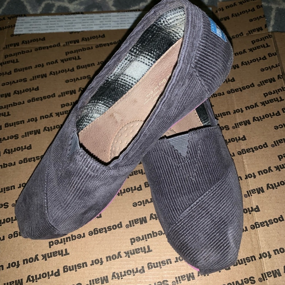 🍓Excellent condition gray corduroy TOMS size 7.5